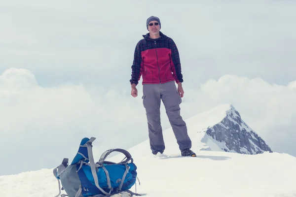 Wanderer steht auf Gipfel — Stockfoto