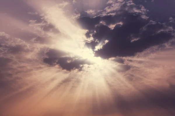 Zonsondergang wolken met zon stralen — Stockfoto