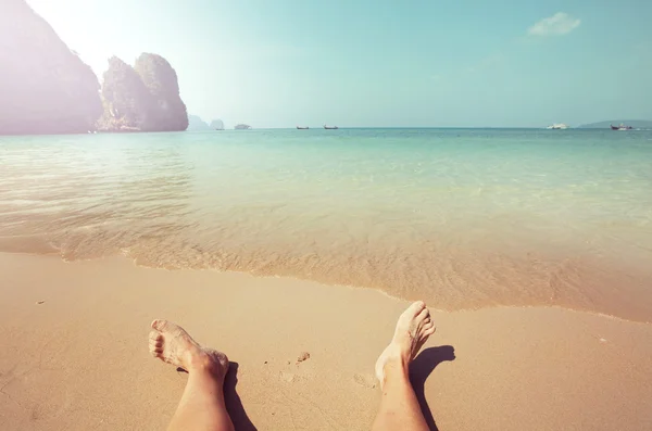Twee voeten op het strand — Stockfoto