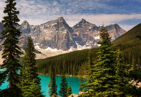 Beautiful Moraine lake — Stock Photo, Image