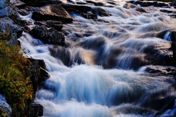 Acqua cascata rocce della sporcizia — Foto Stock