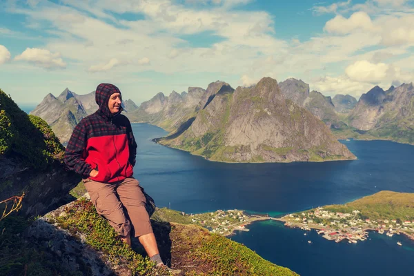 Caminhante nas ilhas Lofoten — Fotografia de Stock