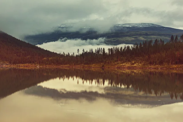 Lago de montanha no norway — Fotografia de Stock