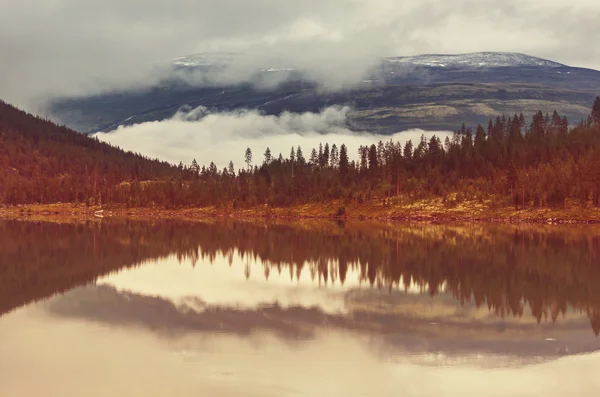 ノルウェーの山岳湖は — ストック写真