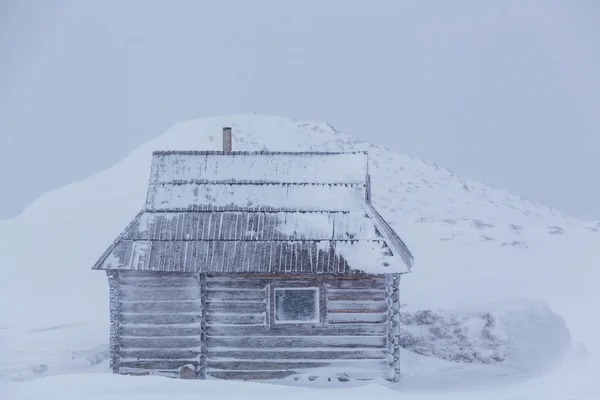 Fjällstuga på vintern — Stockfoto