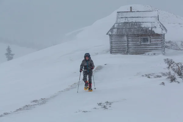 Wanderer mit Schneeschuhen im Winter — Stockfoto