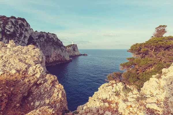 ギリシャの岩の多い海岸線 — ストック写真