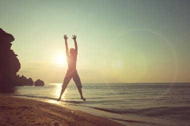 Çocuk junping sahilde