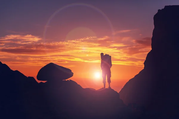 Hiker silhouette on rock — Stock Photo, Image