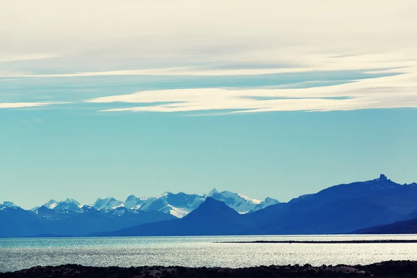Patagonia landskap med berg och sjö — Stockfoto