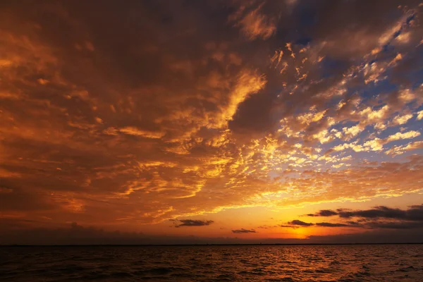 Tramonto panoramico sulla costa del mare — Foto Stock