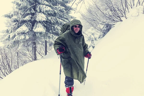 Caminante con raquetas de nieve caminando — Foto de Stock