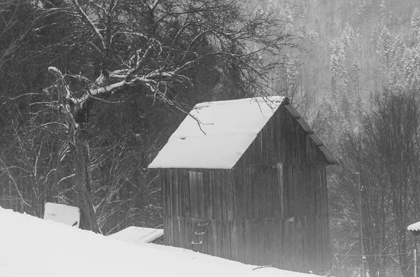 Cabaña de montaña en invierno — Foto de Stock