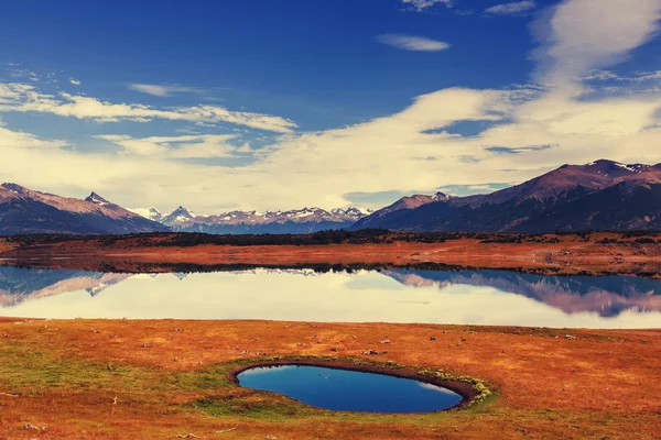 Patagonië landschap met bergen en meer — Stockfoto