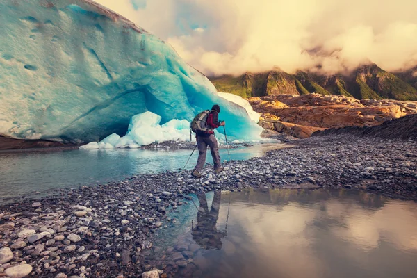 Caminhante nas montanhas da Noruega — Fotografia de Stock