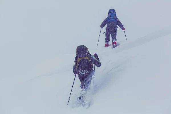 Due escursionisti in inverno — Foto Stock