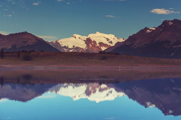 Παταγονία τοπίο με τα βουνά και τη λίμνη — Φωτογραφία Αρχείου