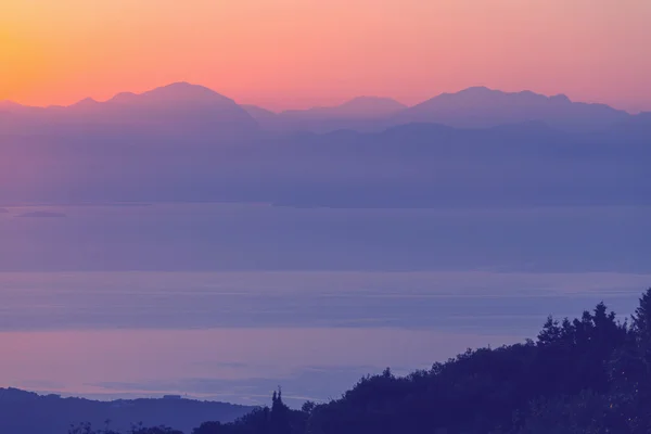 Zonsondergang op de Griekse kust — Stockfoto