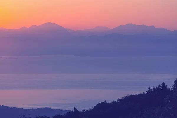 Puesta de sol en la costa griega — Foto de Stock