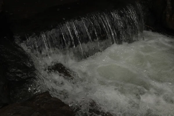 Ein Fluss fließt über Felsen in dieser schönen Szene im Sommer — Stockfoto