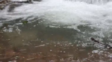 Yaz aylarında kayalar bu güzel sahnede bir nehir akıyor