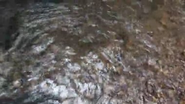 Yaz aylarında kayalar bu güzel sahnede bir nehir akıyor