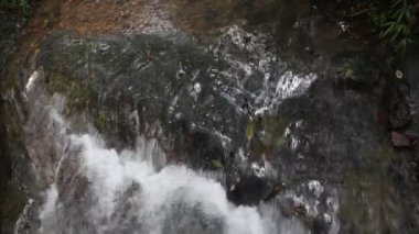 Yaz aylarında kayalar bu güzel sahnede bir nehir akıyor