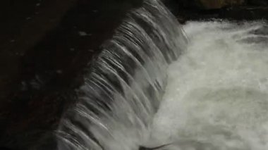 Yaz aylarında kayalar bu güzel sahnede bir nehir akıyor