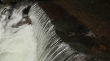 Yaz aylarında kayalar bu güzel sahnede bir nehir akıyor