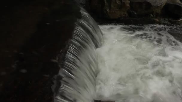 Řeka teče přes skály v této krásné scény v létě — Stock video