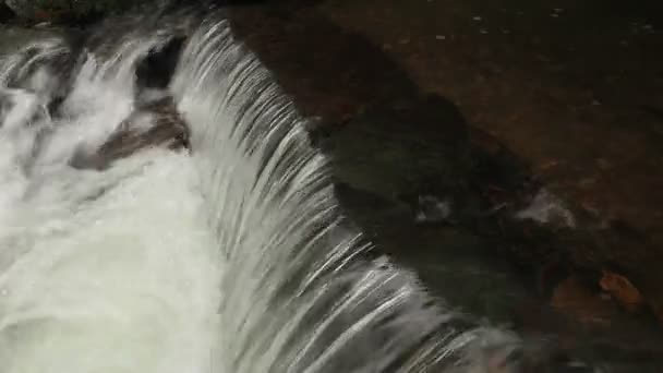 Egy folyó folyik át ezt a gyönyörű jelenetet sziklák, nyáron — Stock videók