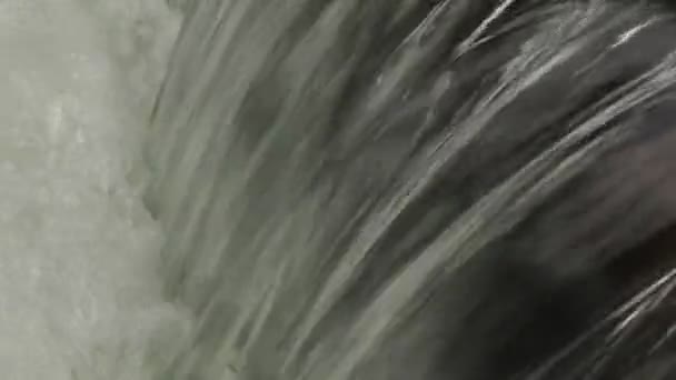 Egy folyó folyik át ezt a gyönyörű jelenetet sziklák, nyáron — Stock videók