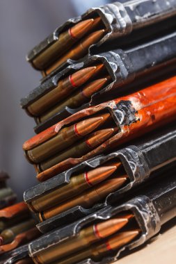 için yüklü dergiler ile makineli tüfek 7.62 cephane