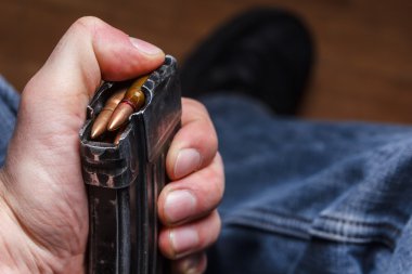 Makineli tüfek için 5.56 cephane dergi yükleme