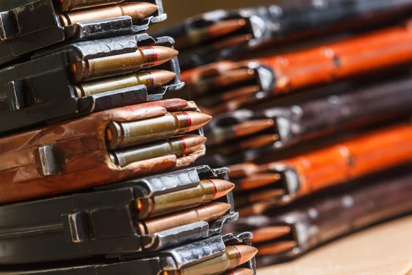 7,62 und 5,56 Munition für Maschinengewehre mit geladenen Magazinen — Stockfoto