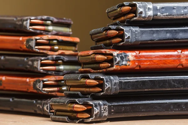 7,62 und 5,56 Munition für Maschinengewehre mit geladenen Magazinen — Stockfoto