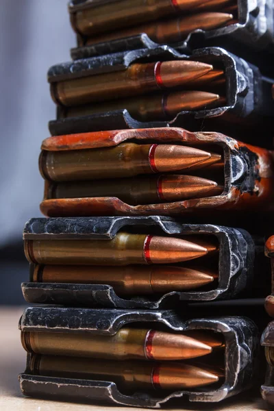7,62 Munition für Maschinengewehre mit geladenen Magazinen — Stockfoto