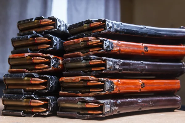 A géppuskák a megrakott folyóiratok 7,62 és 5,56 töltényszám — Stock Fotó