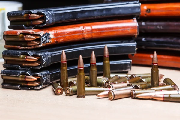 7,62 munice pro kulomety s naložené časopisy — Stock fotografie