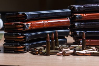 için yüklü dergiler ile makineli tüfek 7.62 cephane