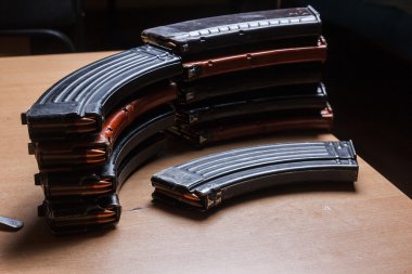 için yüklü dergiler ile makineli tüfek 7.62 ve 5.56 cephane
