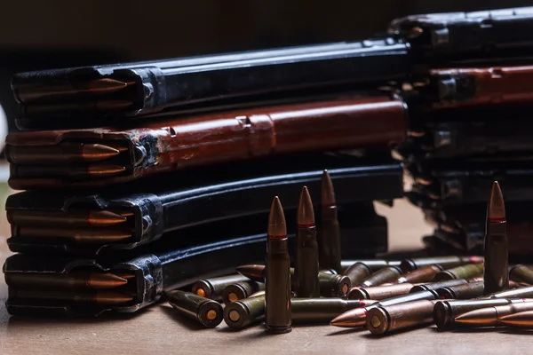 7,62 Munition für Maschinengewehre mit geladenen Magazinen — Stockfoto