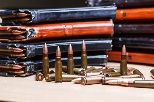 7,62 munice pro kulomety s naložené časopisy — Stock fotografie
