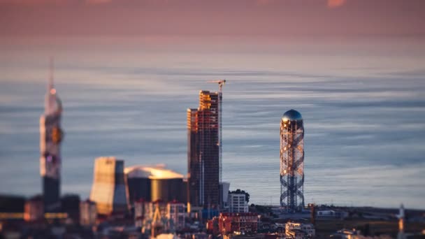 Zonsondergang timelapse Batumi stadsgezicht pan omlaag — Stockvideo