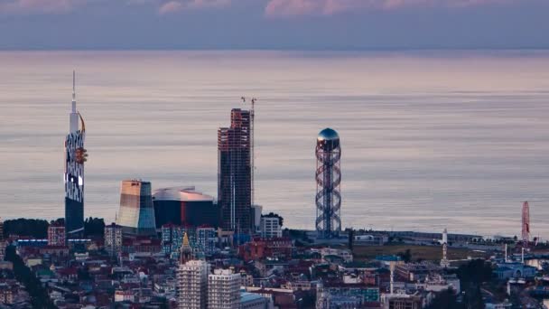 Tramonto timelapse Batumi paesaggio urbano pan giù — Video Stock