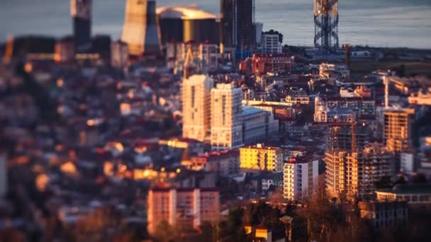 Zonsondergang timelapse Batumi stadsgezicht pan omhoog — Stockvideo