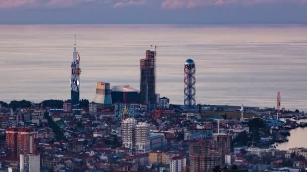 Zonsondergang timelapse Batumi stadsgezicht uitzoomen — Stockvideo