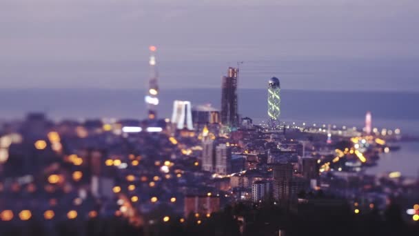 Για τη θέσπιση πυροβολισμό. Ηλιοβασίλεμα αστικό τοπίο, το εφέ tilt — Αρχείο Βίντεο