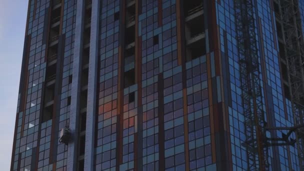 Estabelecendo tiro. Construção de arranha-céus ao pôr-do-sol — Vídeo de Stock