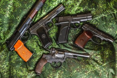 piksel kamuflaj arka plan üzerinde yarı otomatik tabanca